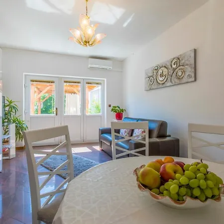 M Апартаменты *